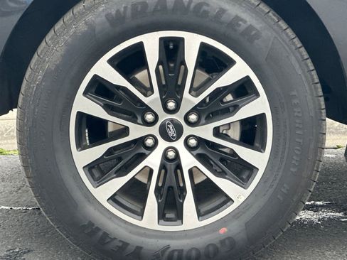 Certified 2025 Ford Expedition Max Platinum image 28