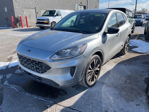 Used 2022 Ford Escape SE w/ SE Sport Appearance Package image 2