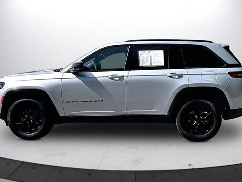 Certified 2024 Jeep Grand Cherokee Altitude AWD/4WD image 5