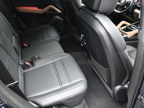 Certified 2024 Porsche Cayenne Coupe image 10