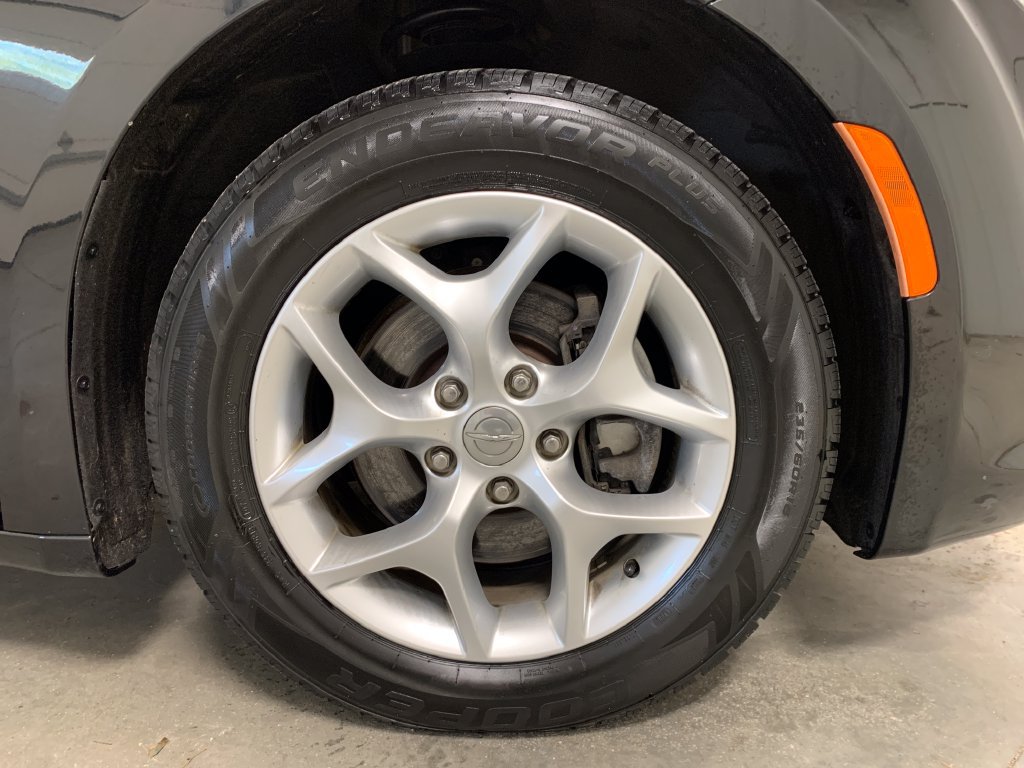 Used 2017 Chrysler Pacifica Touring-L Plus w/ Tire & Wheel Group FWD image 12