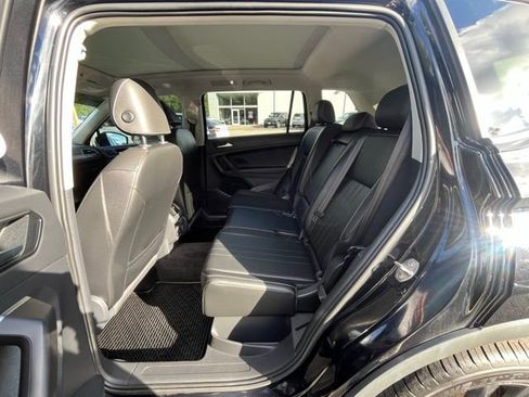 Used 2022 Volkswagen Tiguan SE w/ Panoramic Sunroof Package image 10
