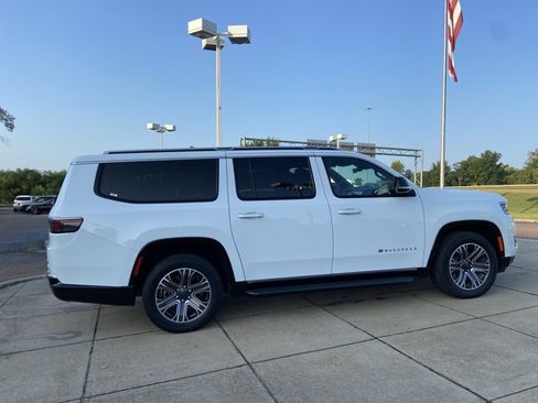 Used 2023 Jeep Wagoneer L Series II RWD image 12