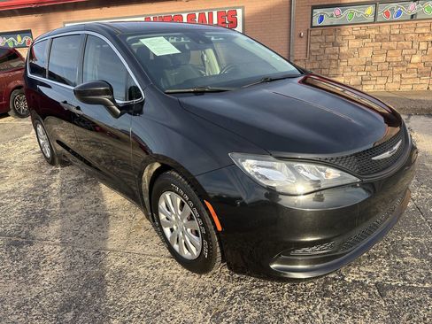 Used 2021 Chrysler Voyager L image 3