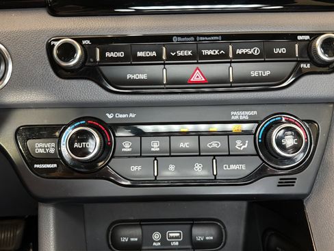 Used 2017 Kia Niro EX FWD image 27