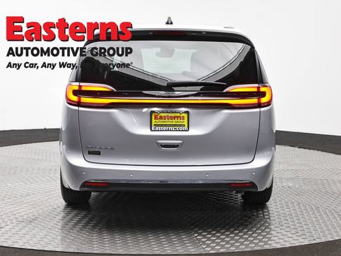Used 2024 Chrysler Pacifica Touring-L FWD image 6