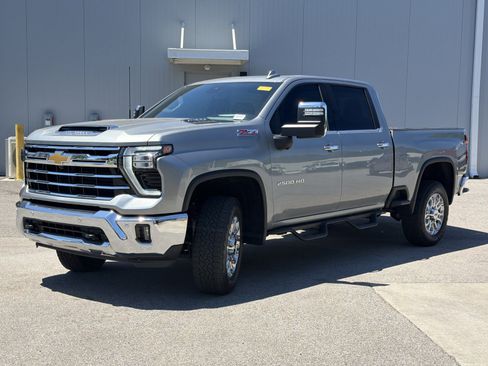 Used 2025 Chevrolet Silverado 2500 LTZ w/ LTZ Premium Package AWD/4WD image 7