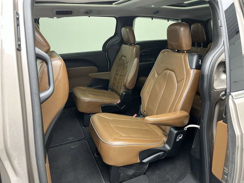 Used 2018 Chrysler Pacifica Limited w/ Tire & Wheel Group FWD image 11