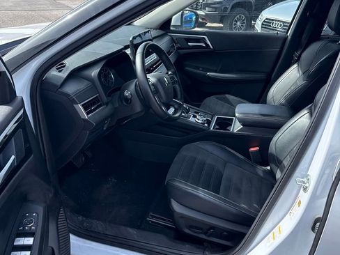 Used 2024 Mitsubishi Outlander SE image 3