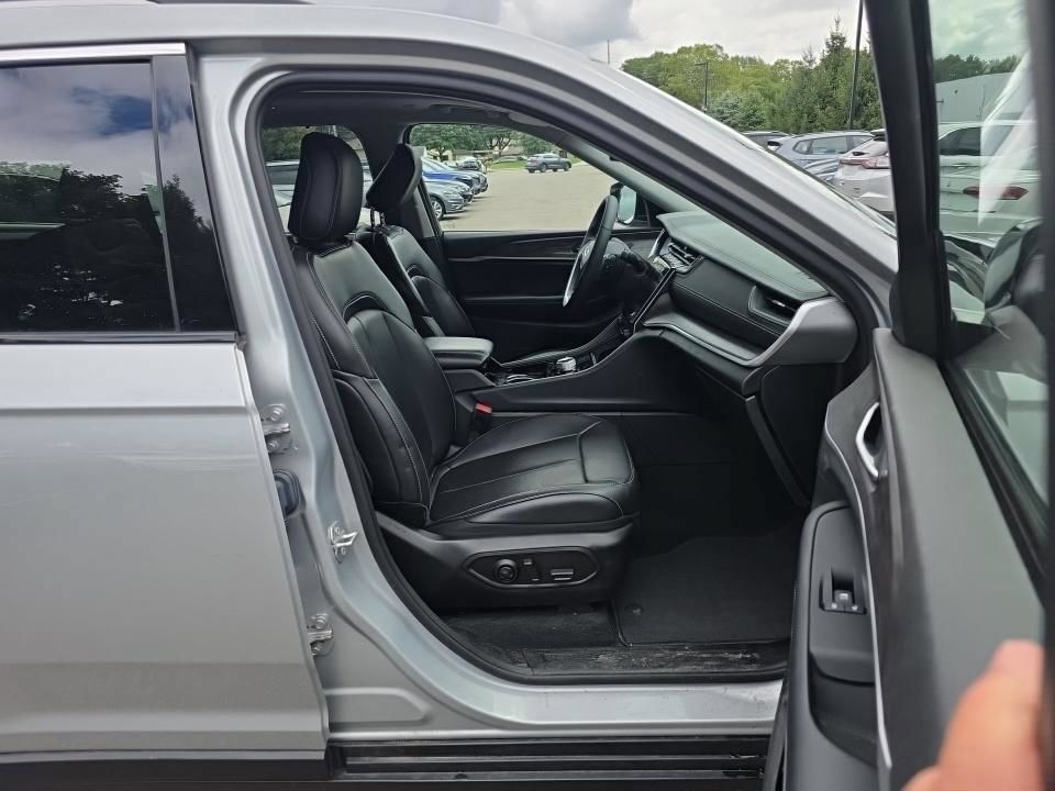 Used 2023 Jeep Grand Cherokee L Limited w/ Luxury Tech Group II AWD/4WD image 11