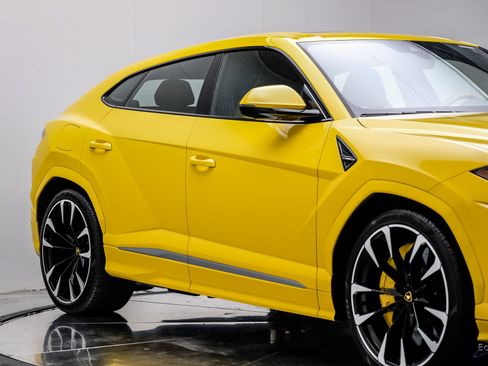 Used 2021 Lamborghini Urus AWD/4WD image 25