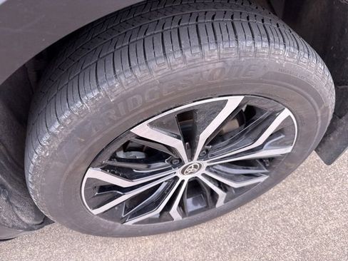 Used 2023 Toyota Crown XLE image 5