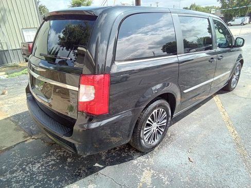 Used 2014 Chrysler Town & Country S image 8