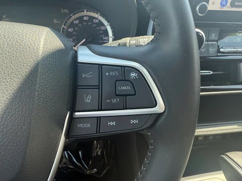 Used 2025 Toyota Highlander LE FWD image 12