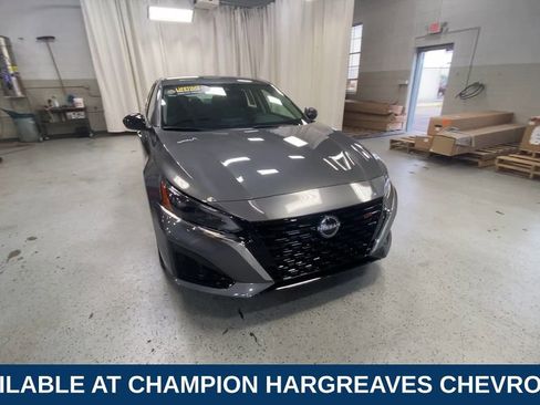 Used 2024 Nissan Altima 2.5 SV FWD image 3