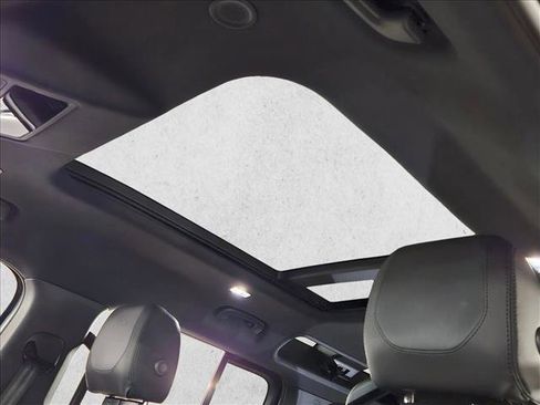 Used 2023 Land Rover Defender 110 X-Dynamic SE image 16