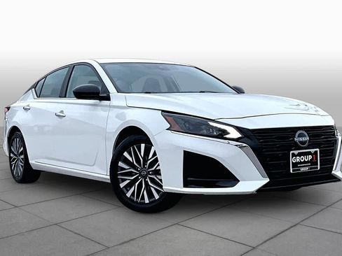 Used 2025 Nissan Altima 2.5 SV FWD image 3