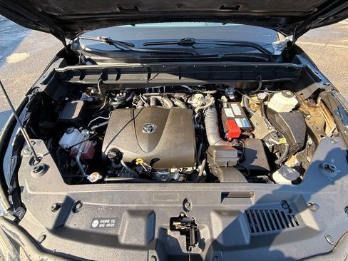 Used 2021 Toyota Highlander XLE AWD/4WD image 12