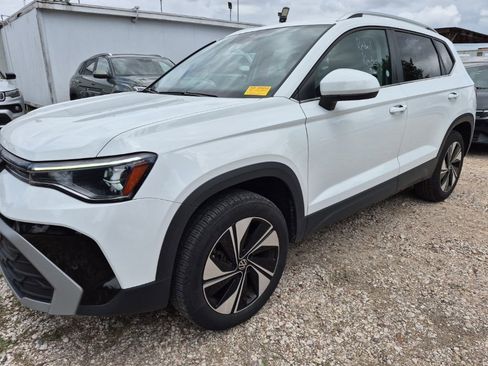 Used 2025 Volkswagen Taos SE image 1