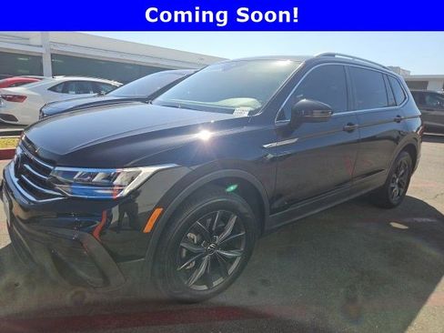 Used 2023 Volkswagen Tiguan SE w/ Panoramic Sunroof Package FWD image 1