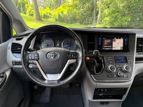 Used 2017 Toyota Sienna XLE Premium FWD image 13