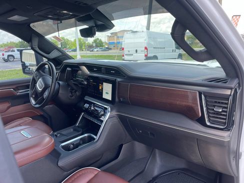 Used 2024 GMC Sierra 3500 Denali Ultimate AWD/4WD image 17