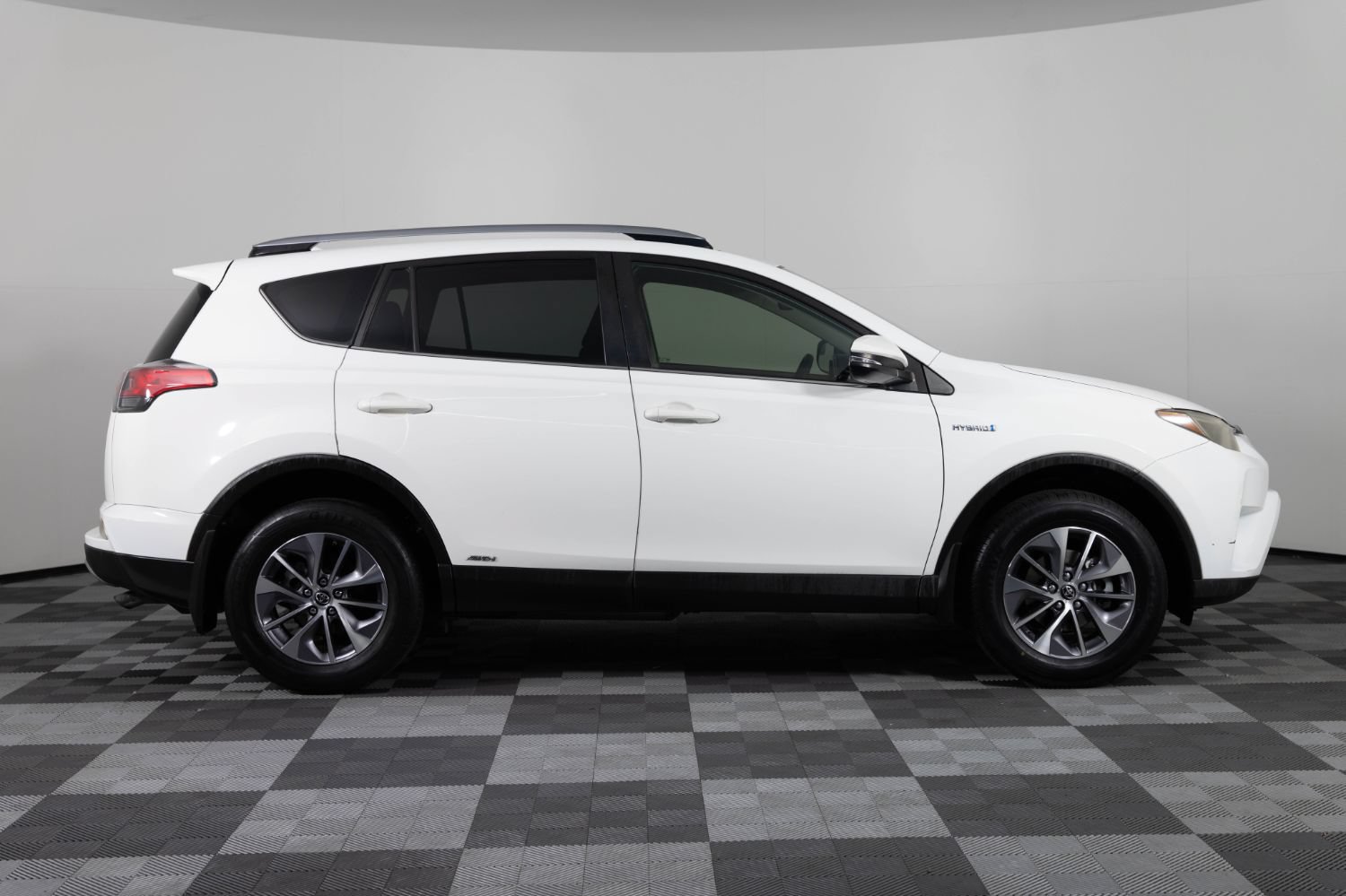 Used 2018 Toyota RAV4 XLE w/ Carpet Mat Package AWD/4WD image 9