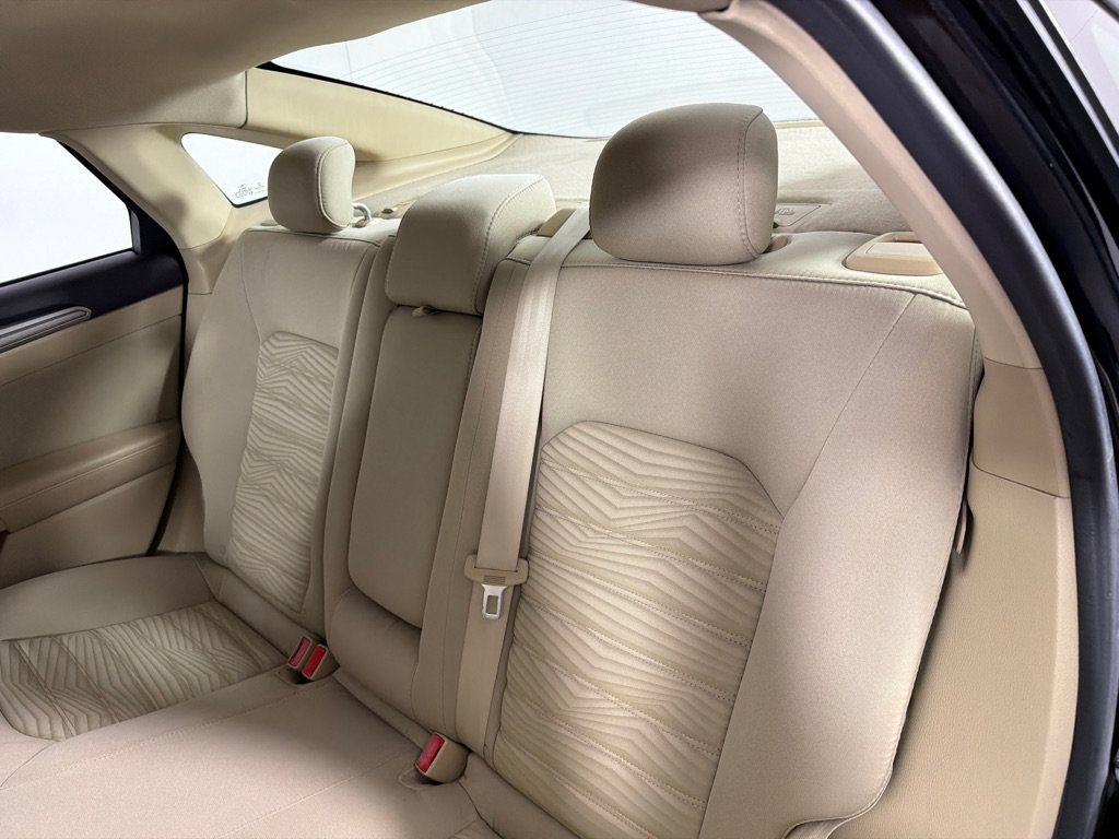Used 2016 Ford Fusion SE FWD image 17
