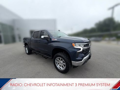 Used 2022 Chevrolet Silverado 1500 LT w/ Z71 Off-Road Package AWD/4WD image 2