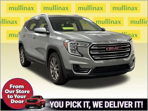 Used 2023 GMC Terrain SLT image 2