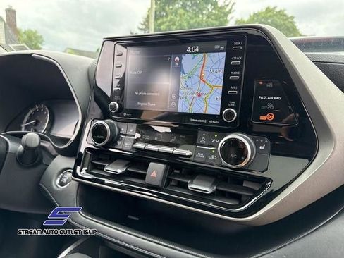 Used 2022 Toyota Highlander XLE image 9