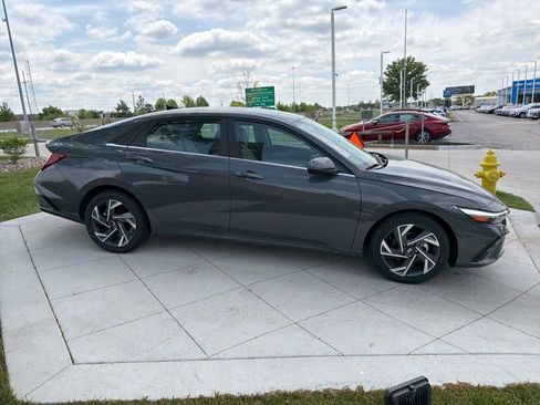 New 2026 Hyundai Elantra Limited FWD image 5