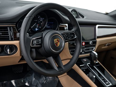 Certified 2026 Porsche Macan AWD/4WD image 15