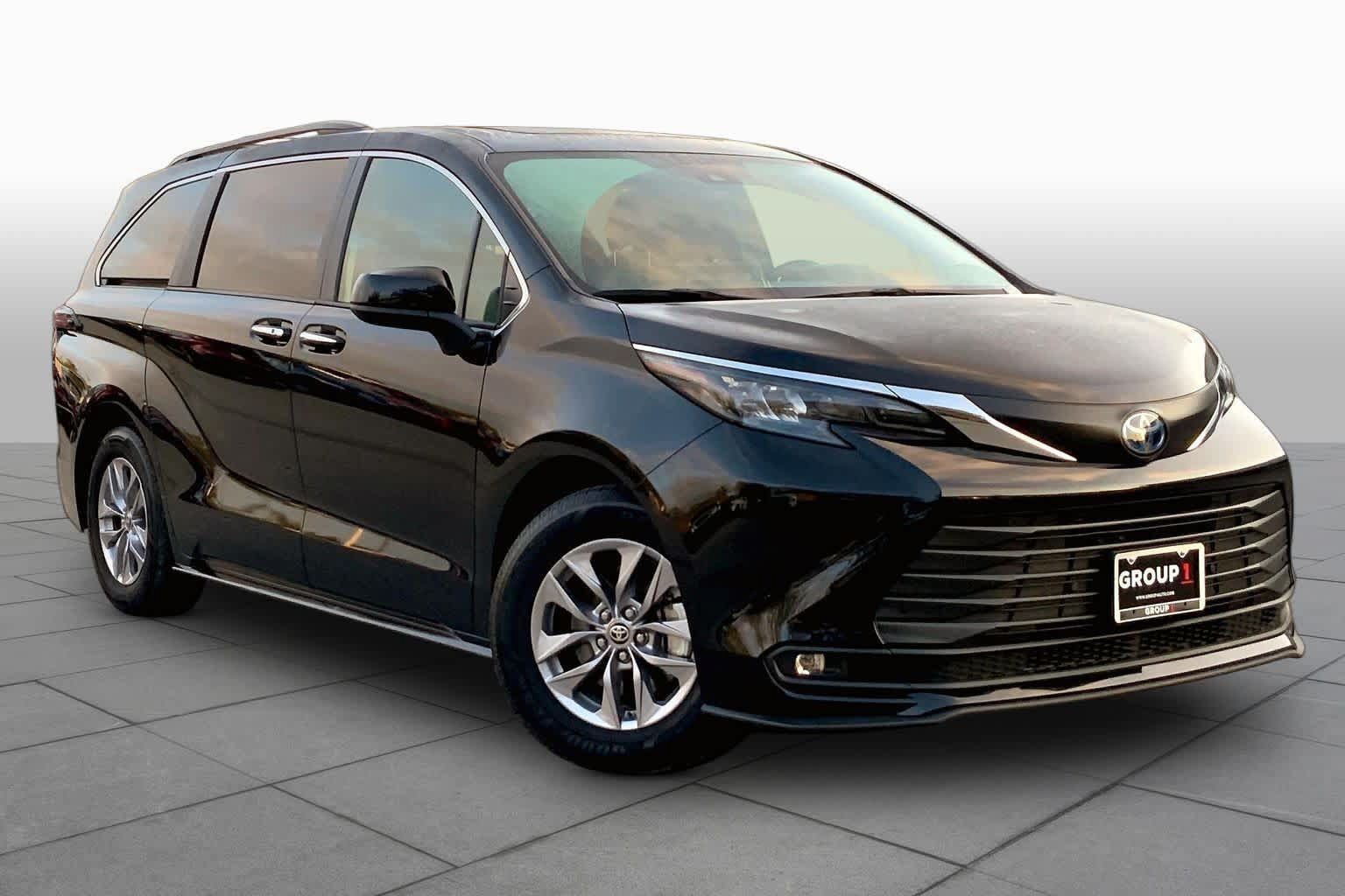 Used 2025 Toyota Sienna XLE FWD image 3