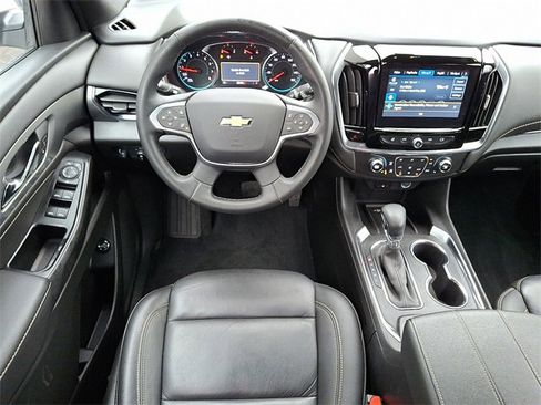 Used 2023 Chevrolet Traverse LT image 11