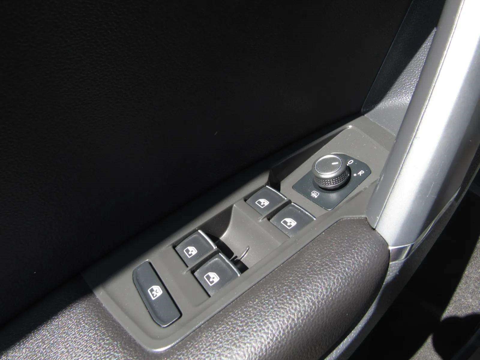 Used 2020 Volkswagen Tiguan SE R-Line FWD image 23