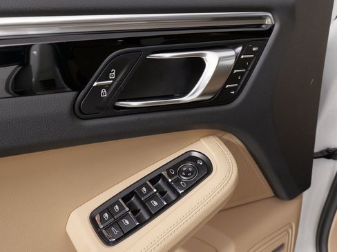 Used 2025 Porsche Macan image 30