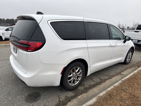 Used 2025 Chrysler Pacifica Select image 9