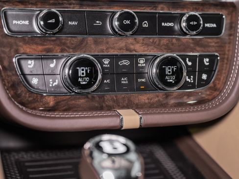 Used 2025 Bentley Bentayga Extended Wheelbase image 47