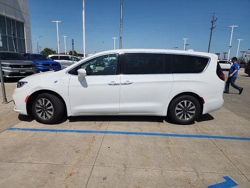 Used 2022 Chrysler Pacifica Touring-L FWD image 5