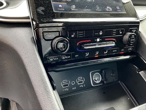 Used 2023 Jeep Grand Cherokee Laredo w/ Luxury Tech Group I AWD/4WD image 35