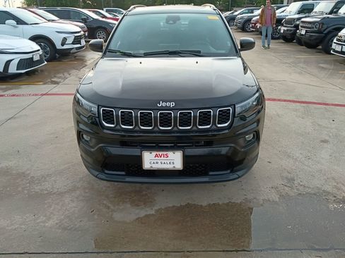 Used 2025 Jeep Compass Latitude w/ Sun & Sound Group AWD/4WD image 5
