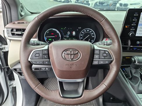 Used 2024 Toyota Sienna Platinum FWD image 17