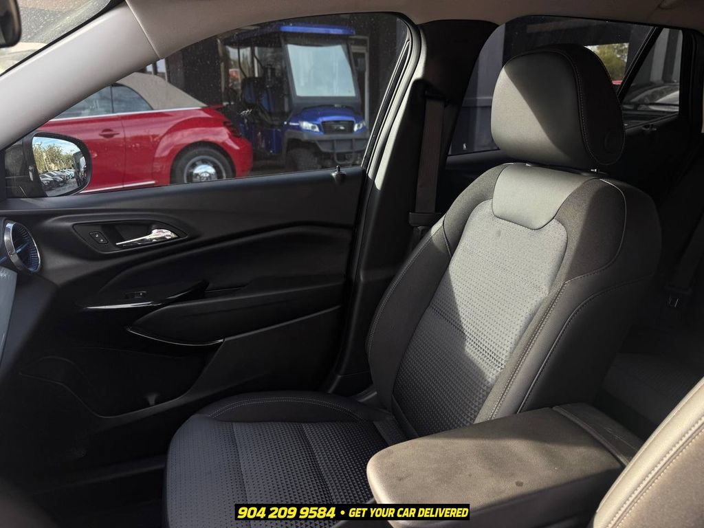 Used 2025 Chevrolet Trax LT w/ Driver Confidence Package FWD image 17
