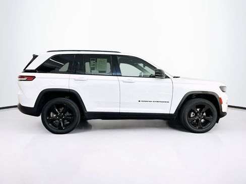 Used 2023 Jeep Grand Cherokee Altitude image 10