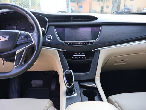 Used 2017 Cadillac XT5 FWD image 16