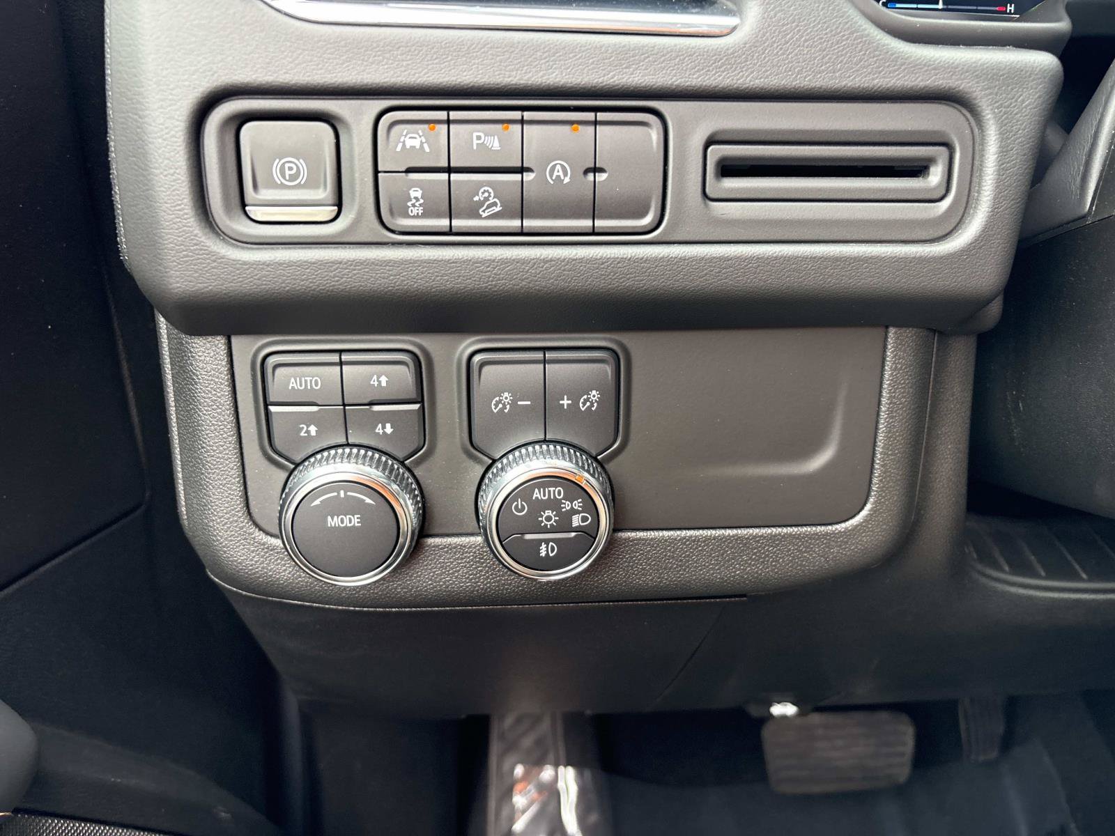 Used 2023 GMC Yukon XL AT4 AWD/4WD image 18
