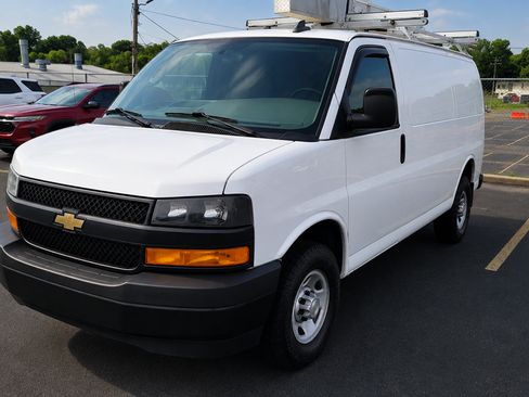 Used 2021 Chevrolet Express 2500 w/ Driver Convenience Package RWD image 2