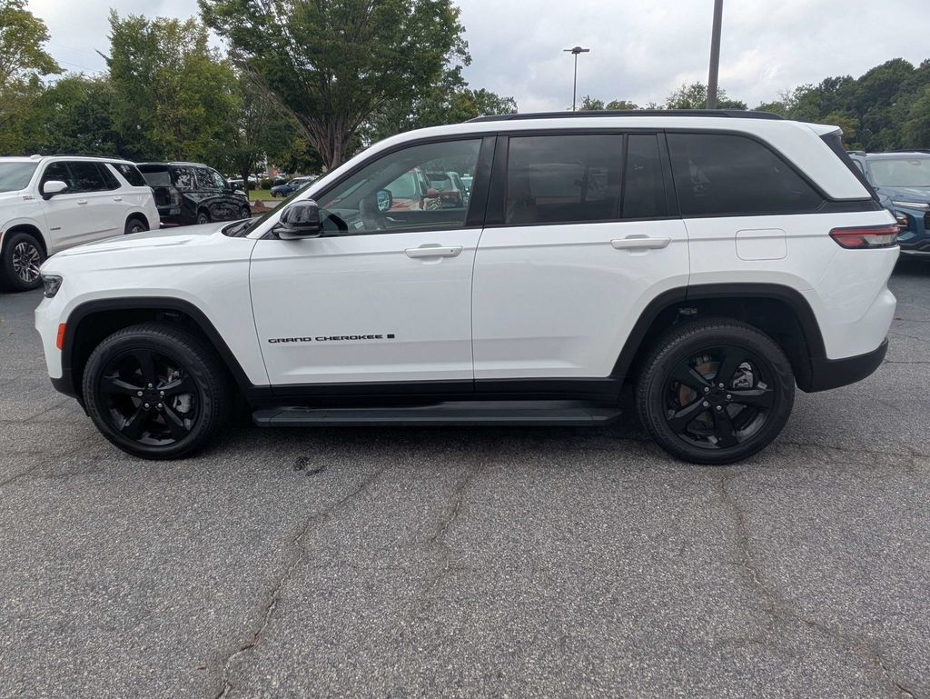 Used 2025 Jeep Grand Cherokee Limited w/ Black Appearance Package AWD/4WD image 7