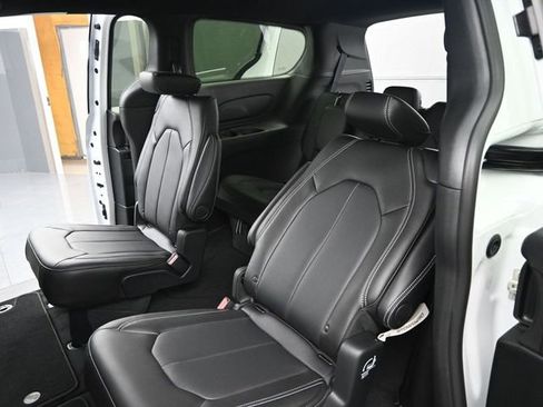 Used 2025 Chrysler Voyager LX FWD image 13